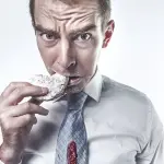 Ridurre gli attacchi di fame: alcuni semplici trucchi per non abbuffarsi in continuazione